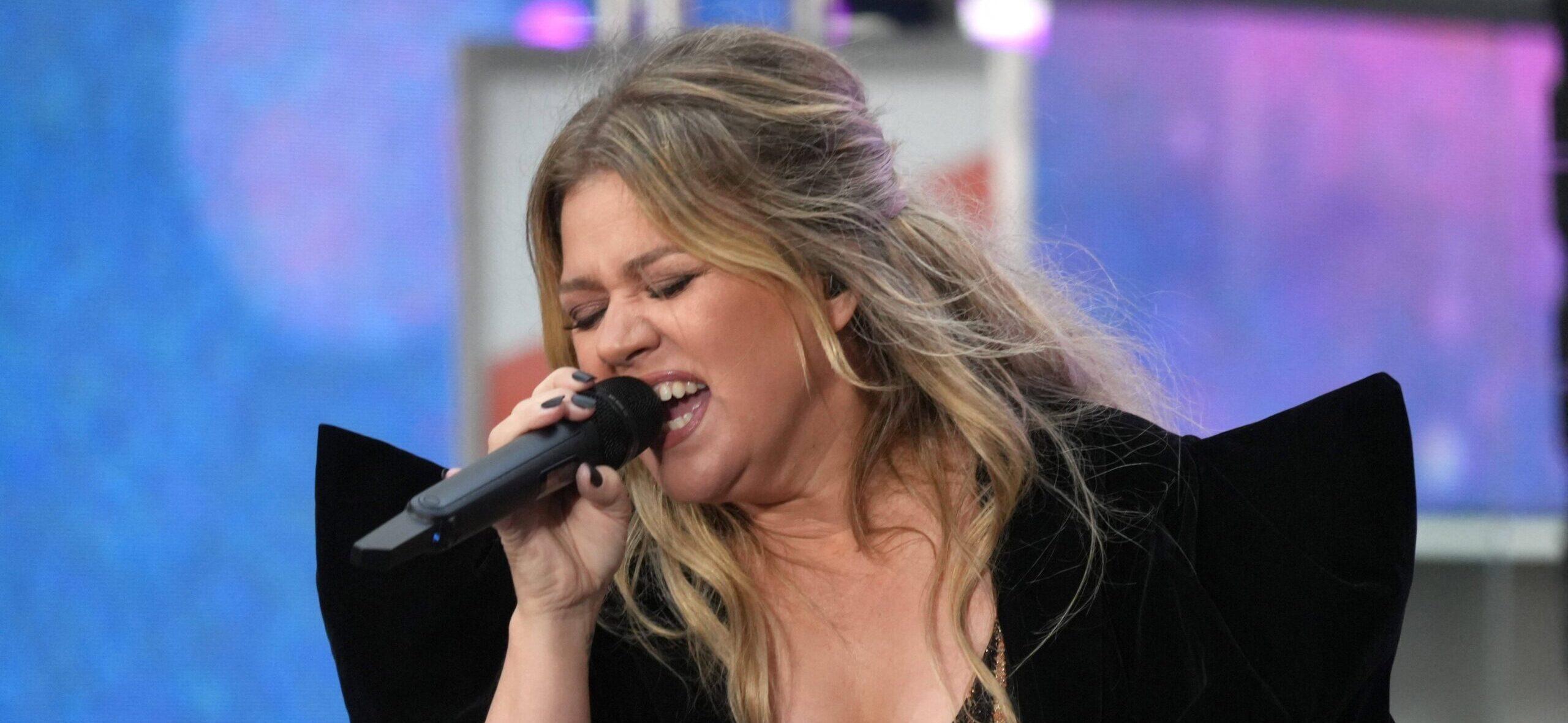A resposta de Kelly Clarkson ao ex-chefe que lhe disse para fazer uma cirurgia plástica