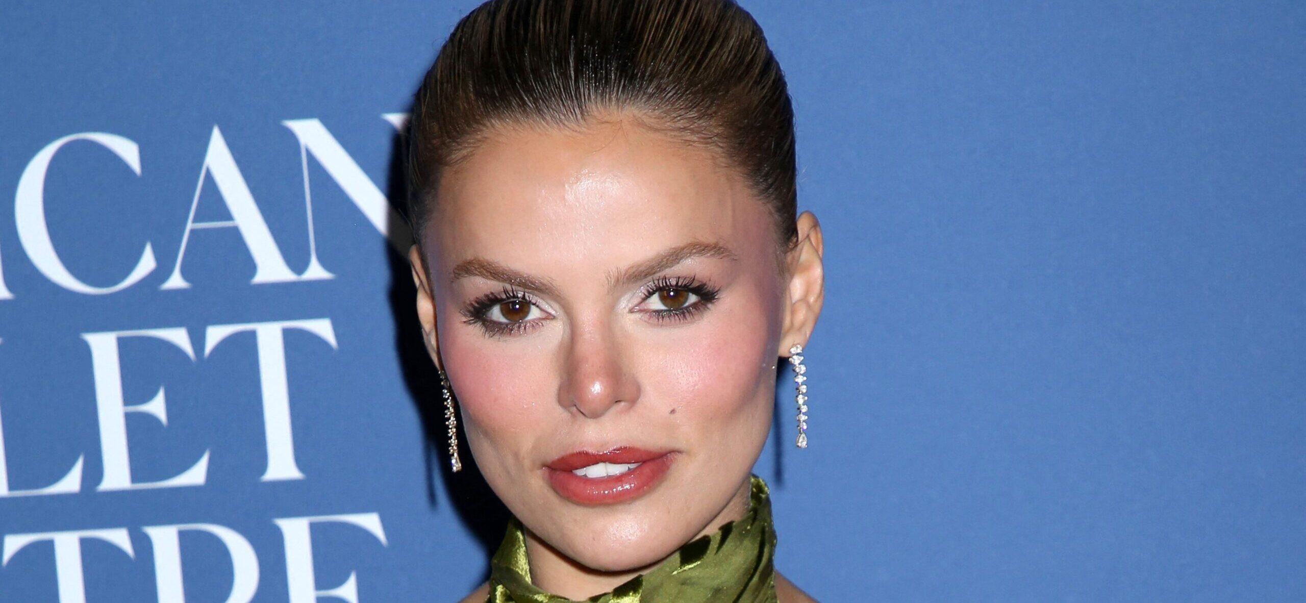 브룩스 네이더(Brooks Nader)가 마이클 잭슨과 비교한 내용을 설명합니다.