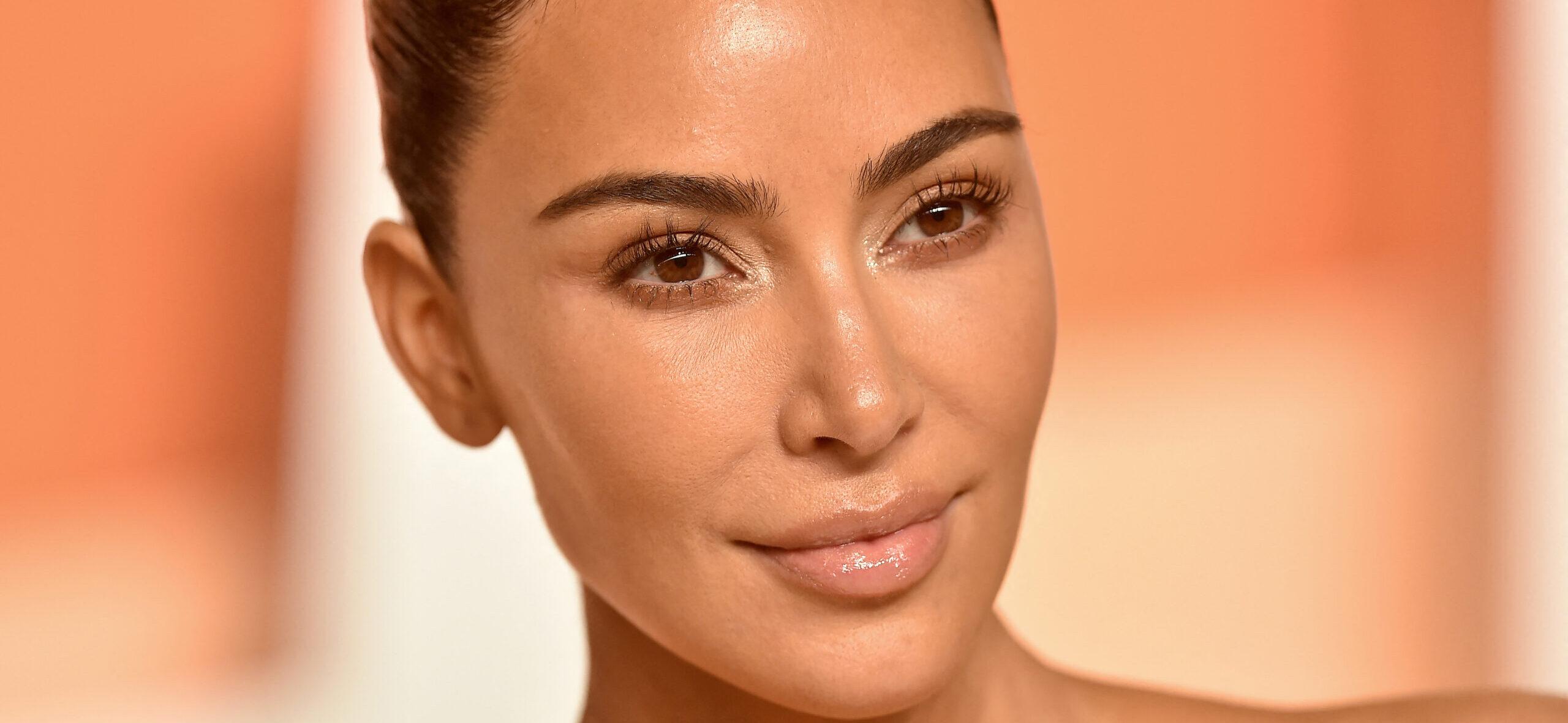 Kim Kardashian aumenta o calor com um ousado biquíni azul em uma praia tropical