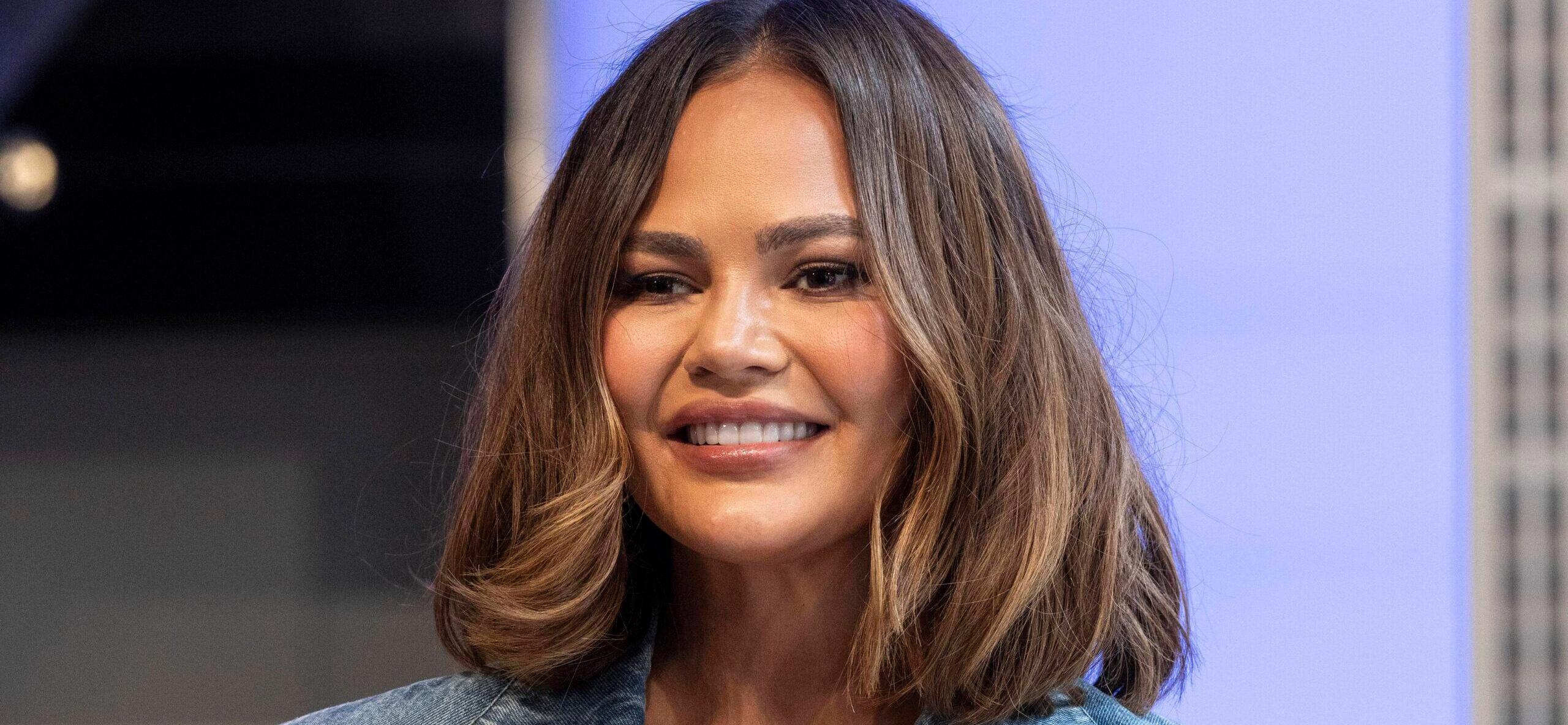 Chrissy Teigen recupera o sorriso no Natal
