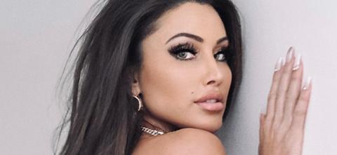 Holly Sonders In Braless Dress Battles An Unusually 'Cold Day'