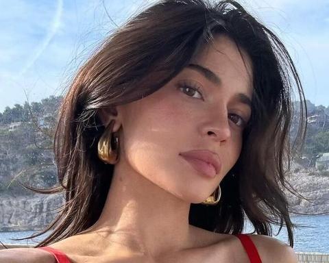 Kylie Jenner Promotes Sprinter In Her High-Cut Metallic Swimsuit