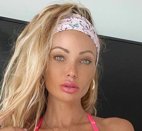Abby Dowse Attracts Attention In Her Blue Lace Teddy