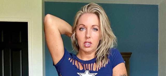 'Texas Thighs' Courtney Ann In Pink Crop Top Teases Her 'Pineapples'