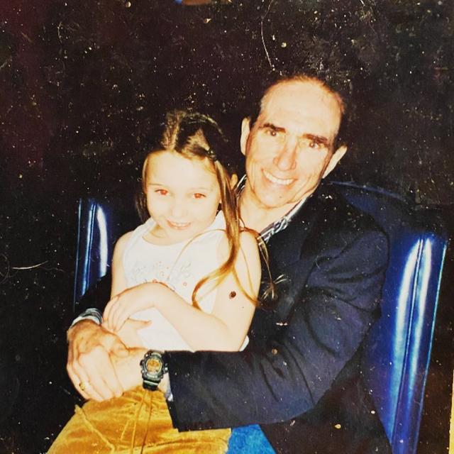 Abigail Breslin Shares Holiday Grief During First Christmas Without Father(00)