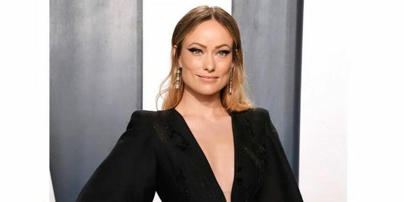 Olivia Wilde looks gorgeous in this v-neck shaped black dress.