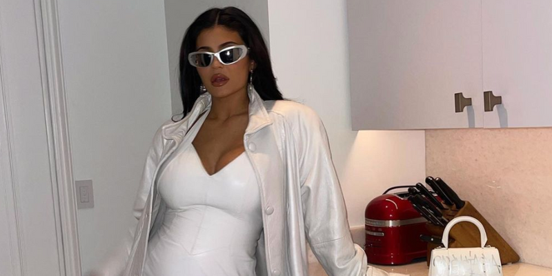 Kylie jenner shows off pregnant stomach in white latex
