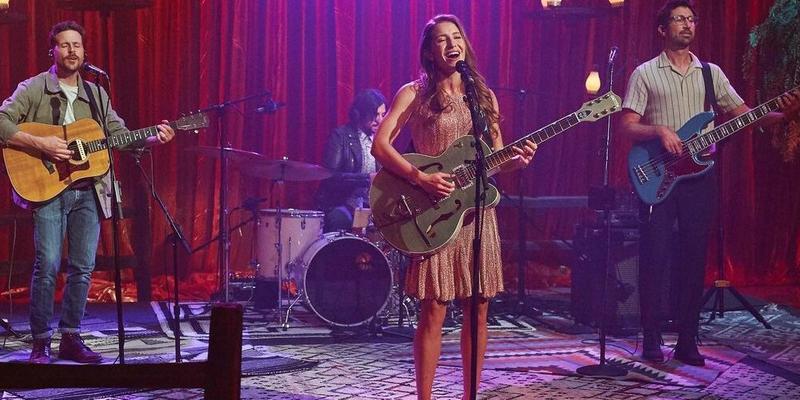 Country Star Caroline Jones Goes LIVE During Appearance On ‘The Bachelorette’
