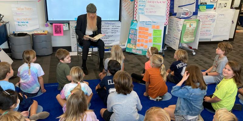 ‘ZZ Top’ Star Billy Gibbons Makes Surprise Appearance In 2nd Grade Classroom!