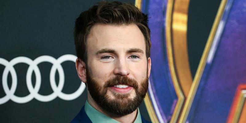Chris Evans looks amazing in this blue suit paired with green T-shirt and black tie.