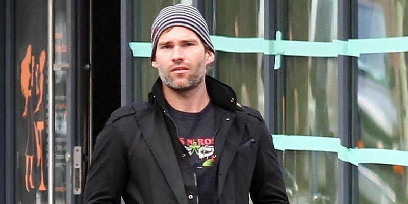 SEANN WILLIAM SCOTT STROLLIN IN THE WEST VILLAGE.