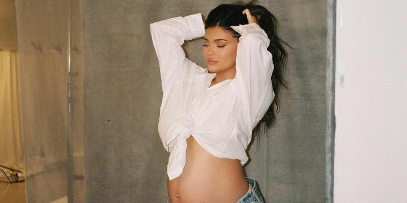 Kylie Jenner shows off baby bump in blue jeans