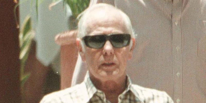 ©1999 RAMEY PHOTO AGENCY (310)828-3445JOHNNY CARSONFirst exclusive photos of Johnny Carson since theheart attack, walking in Malibu.5/14/1999.PR (Mega Agency TagID: MEGAR130229_3.jpg) [Photo via Mega Agency]