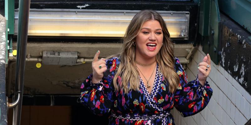 Kelly Clarkson is seen filming a music video
