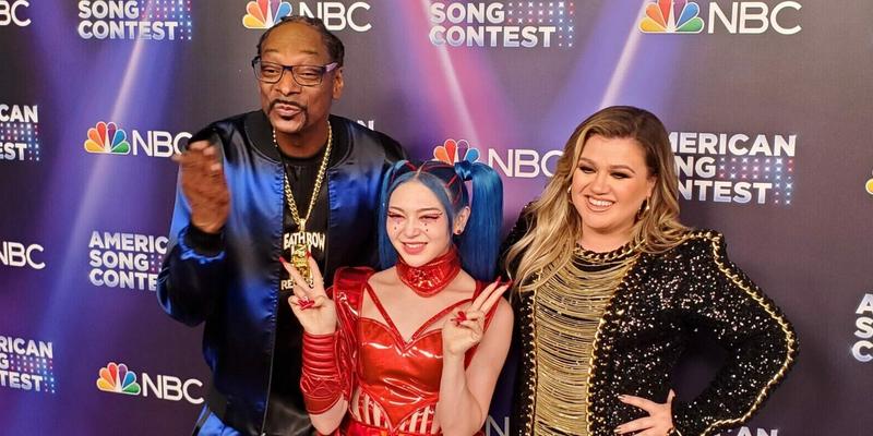 Alexa and Kelly Clarkson and Snoop Dogg backstage