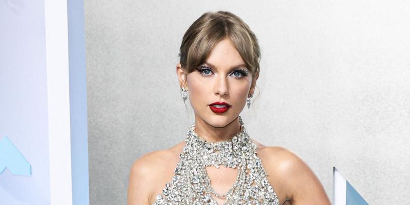 Taylor Swift wearing an Oscar de la Renta dress, Christian Louboutin shoes, and Lorraine Schwartz jewelry arrives at the 2022 MTV Video Music Awards