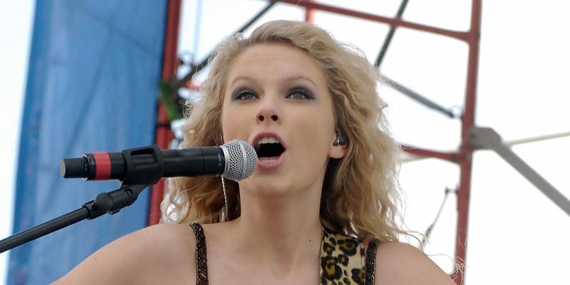 Taylor Swift performs live earlier in her career at KISS Country Chili Cookoff 2008 in Pembroke Pines Florida