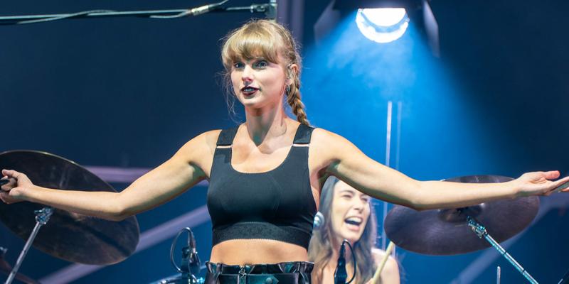 Taylor Swift makes a surprise guest appearance during Haim s show at the O2 Arena