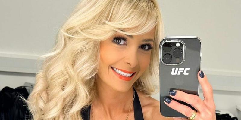 Jhenny Andrade taking a selfie.