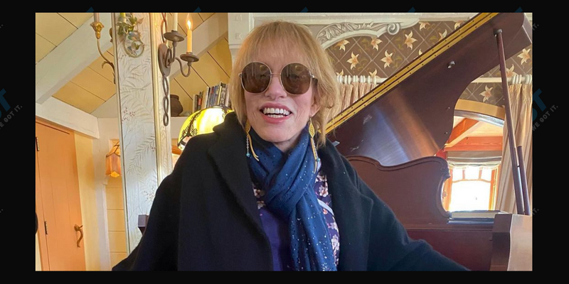 Carly Simon showing off stylish sunglasses