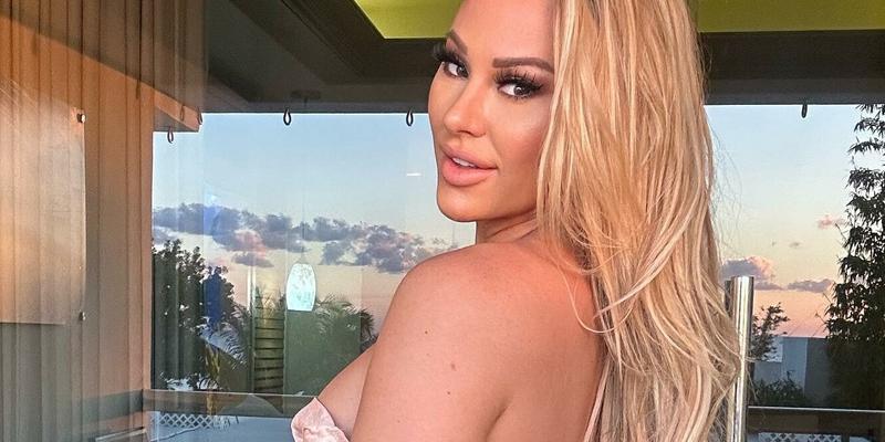 Kindly Myers poses in daisy dukes and a revealing top in Mexico