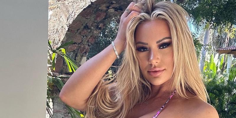Kindly Myers poses in a pink bikini in Mexico