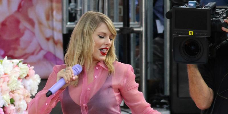 Taylor Swift performs on GMA