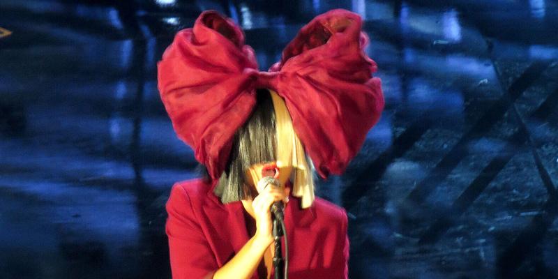 Sia looks like a christmas present as she performs at apos Shining a Light apos concert in LA