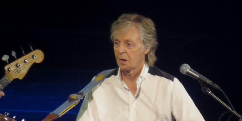 Paul McCartney sends a apos heart apos to wife Nancy Shevell while performing in Canada