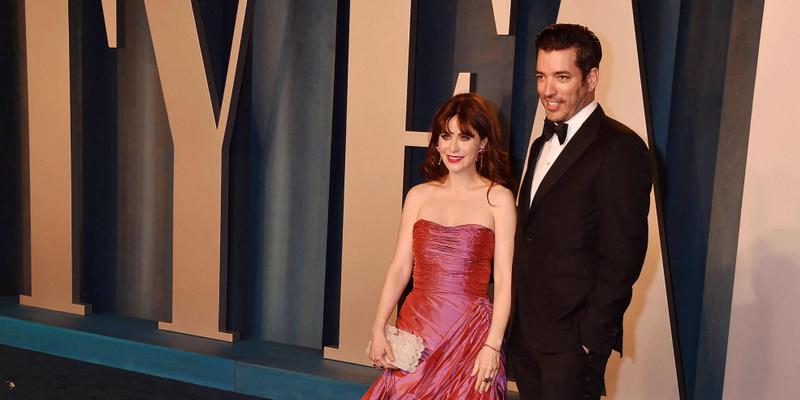 Zooey Deschanel and Jonathan Scott at the 2022 Vanity Fair Oscar Party Hosted By Radhika Jones - Arrivals