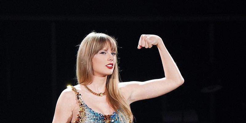Taylor Swift shows off her muscles while performing