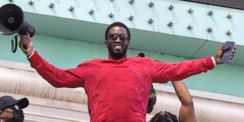 Sean "Diddy" Combs shows love to Hollywood Tourists as he films scenes for hosting and producing the upcoming Billboard Awards