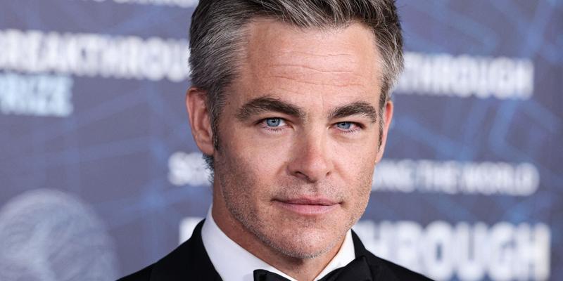 Chris Pine Poses At 9th Annual Breakthrough Prize Ceremony