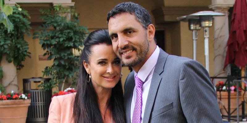 Kyle Richards and Mauricio Umansky put marital strife rumors to rest as the two attend a chamber of commerce event in Beverly Hills.