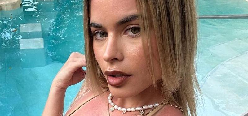 Yaslen Clemente snaps a selfie by the swimming pool.