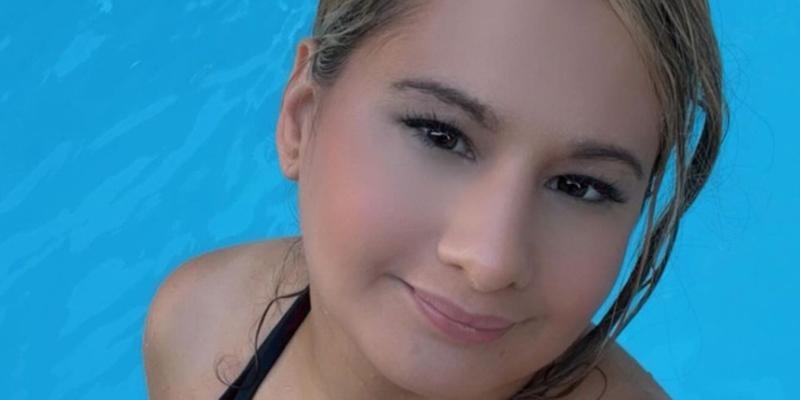 Gypsy Rose Blanchard takes selfie poolside