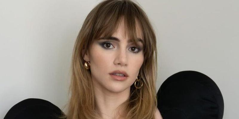 Suki Waterhouse poses for the camera.