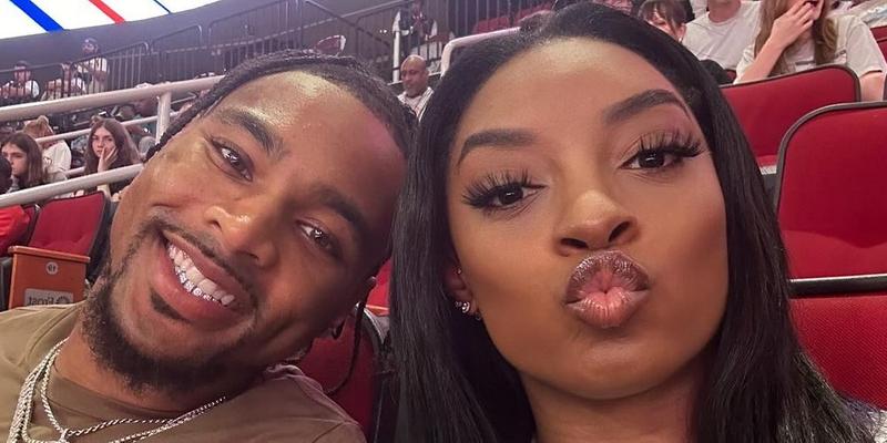 Jonathan Owens and Simone Biles take a selfie