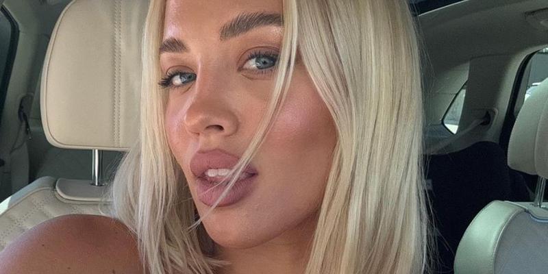 Tammy Hembrow snaps a selfie.