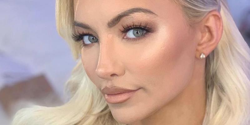 Lindsey Pelas poses close up