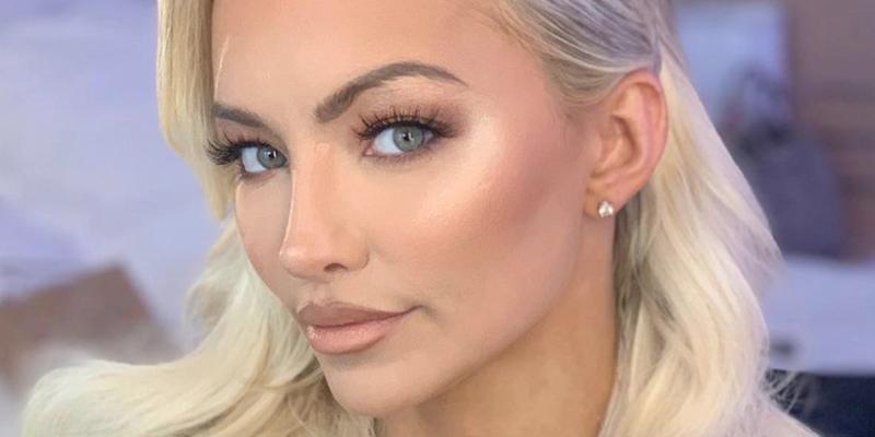 Lindsey Pelas close up