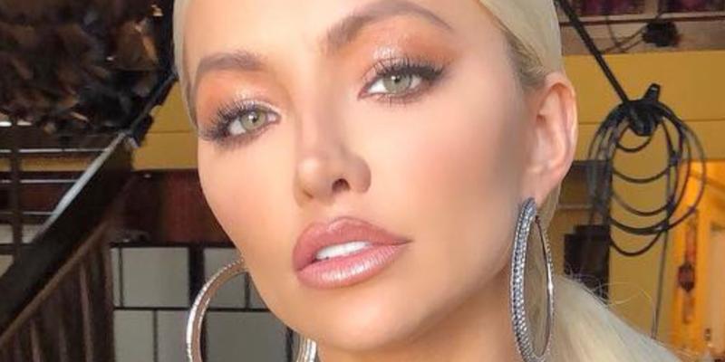 Lindsey Pelas close up