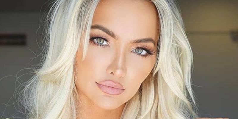 Lindsey Pelas close up