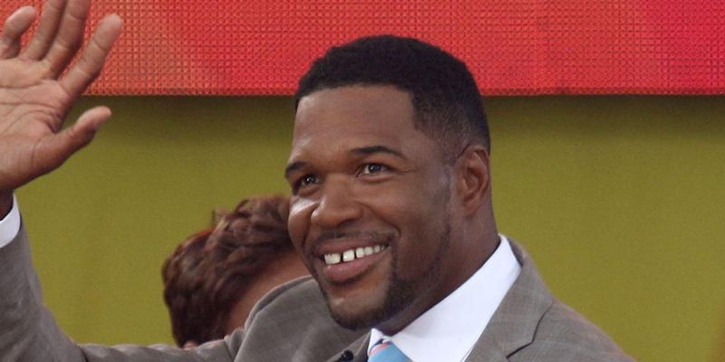 Michael Strahan waving