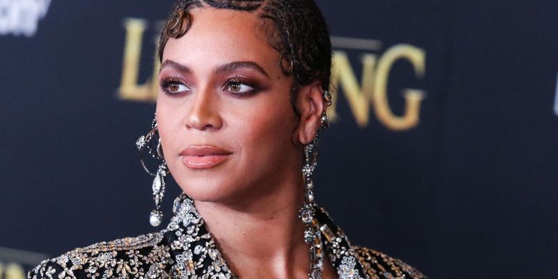 Beyonce poses at The Lion King premiere.