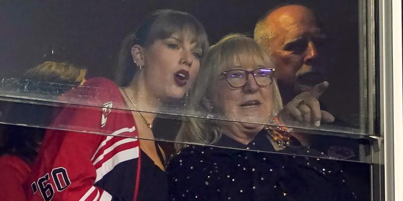 Taylor Swift and Donna Kelce watching Chiefs game