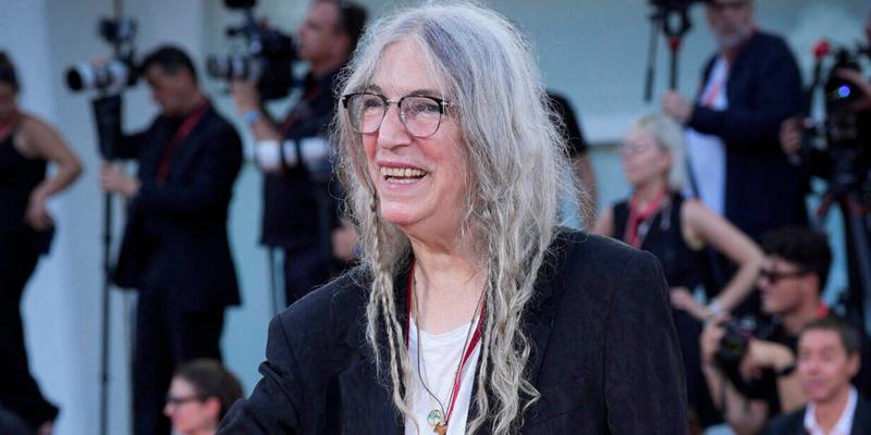 Patti Smith poses on "Maria" Red Carpet