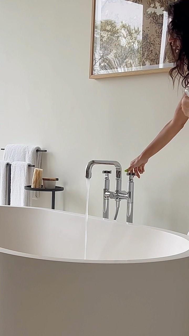 Emily Faye Miller Strips Down For A Soak In The Tub To ‘Unwind’