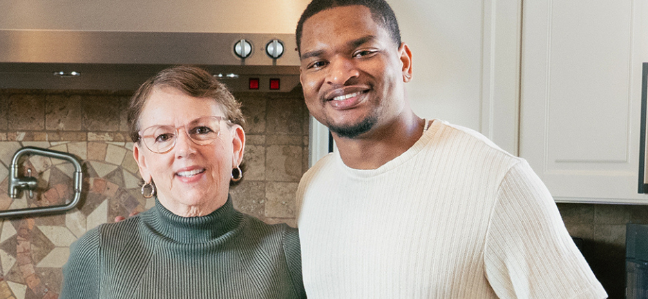 Jamal Hinton e Wanda Dench comemoram o marco do Dia de Ação de Graças Jamal Hinton e Wanda Dench comemoram o marco do Dia de Ação de Graças