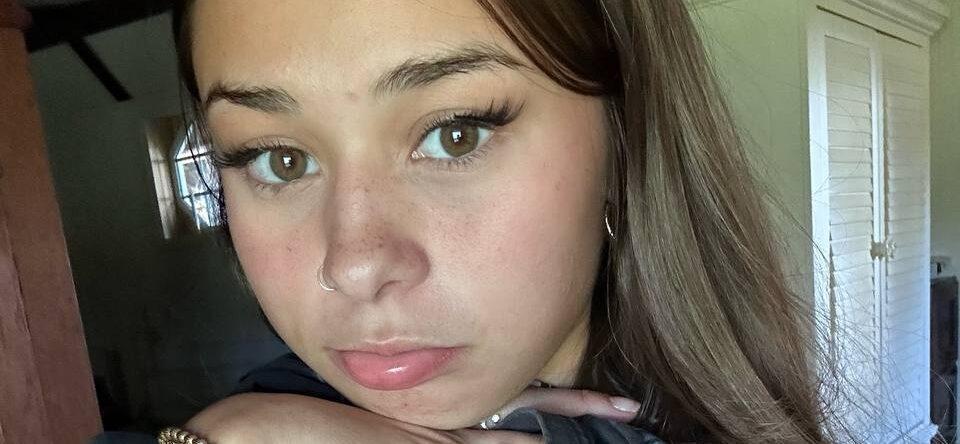 Sophie Rain deixa os fãs com sede em um minúsculo biquíni azul